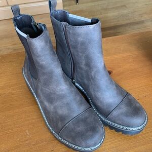 JBU Women’s Brown Chelsea Boots